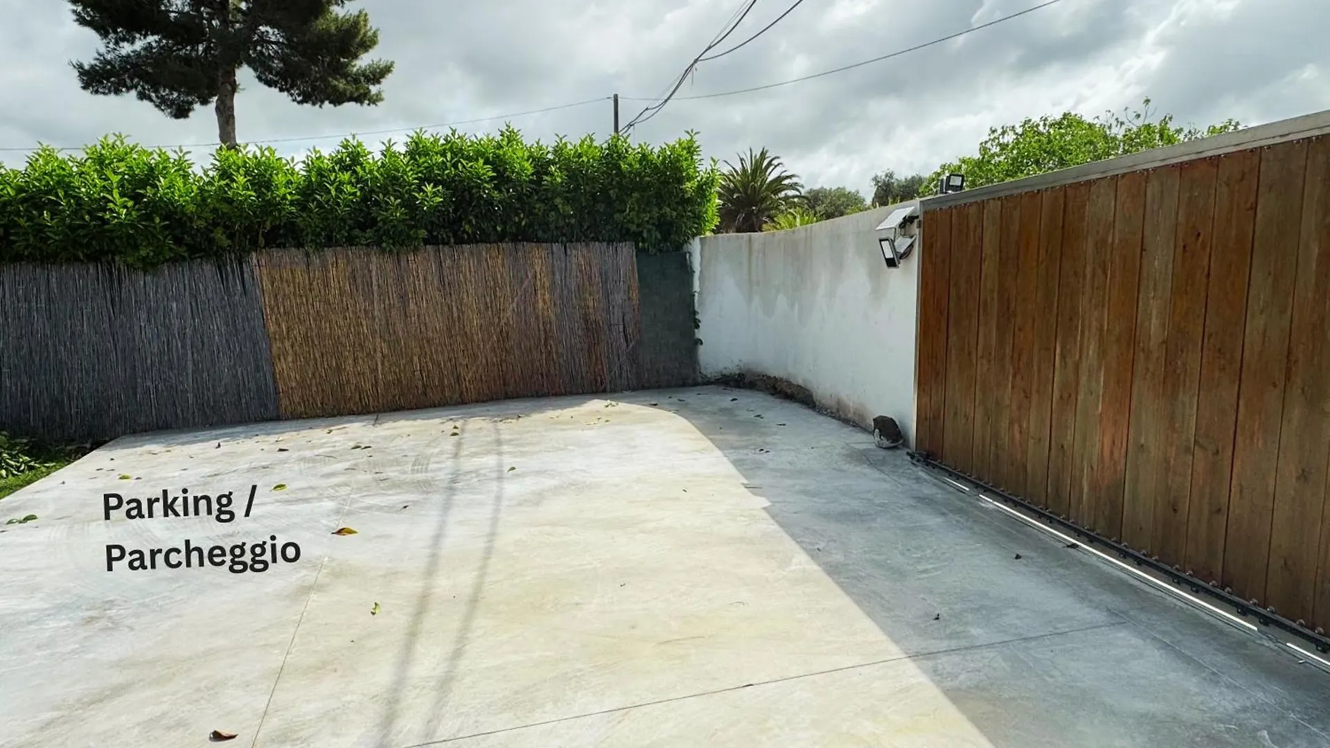 Algherolux -Free Secure Gated Parking For Cars And Motorbikes Gasthof Alghero