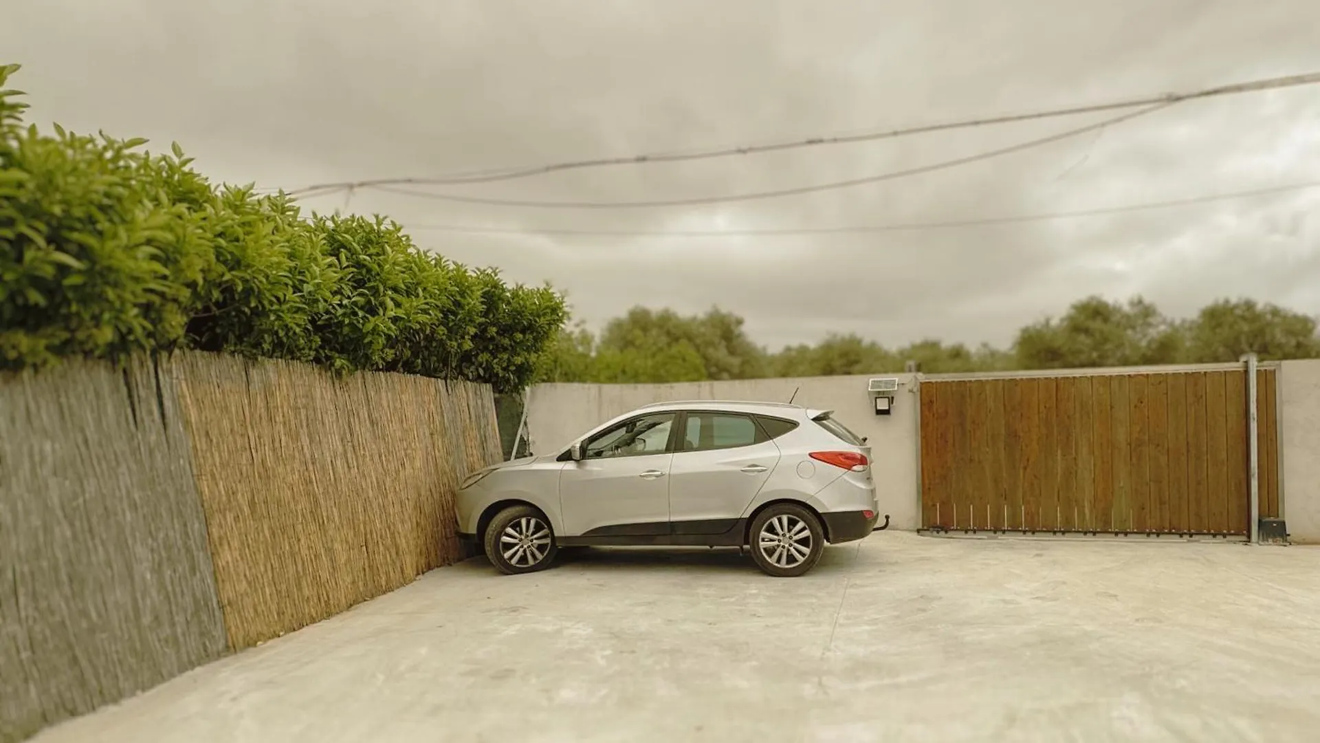 Algherolux -Free Secure Gated Parking For Cars And Motorbikes