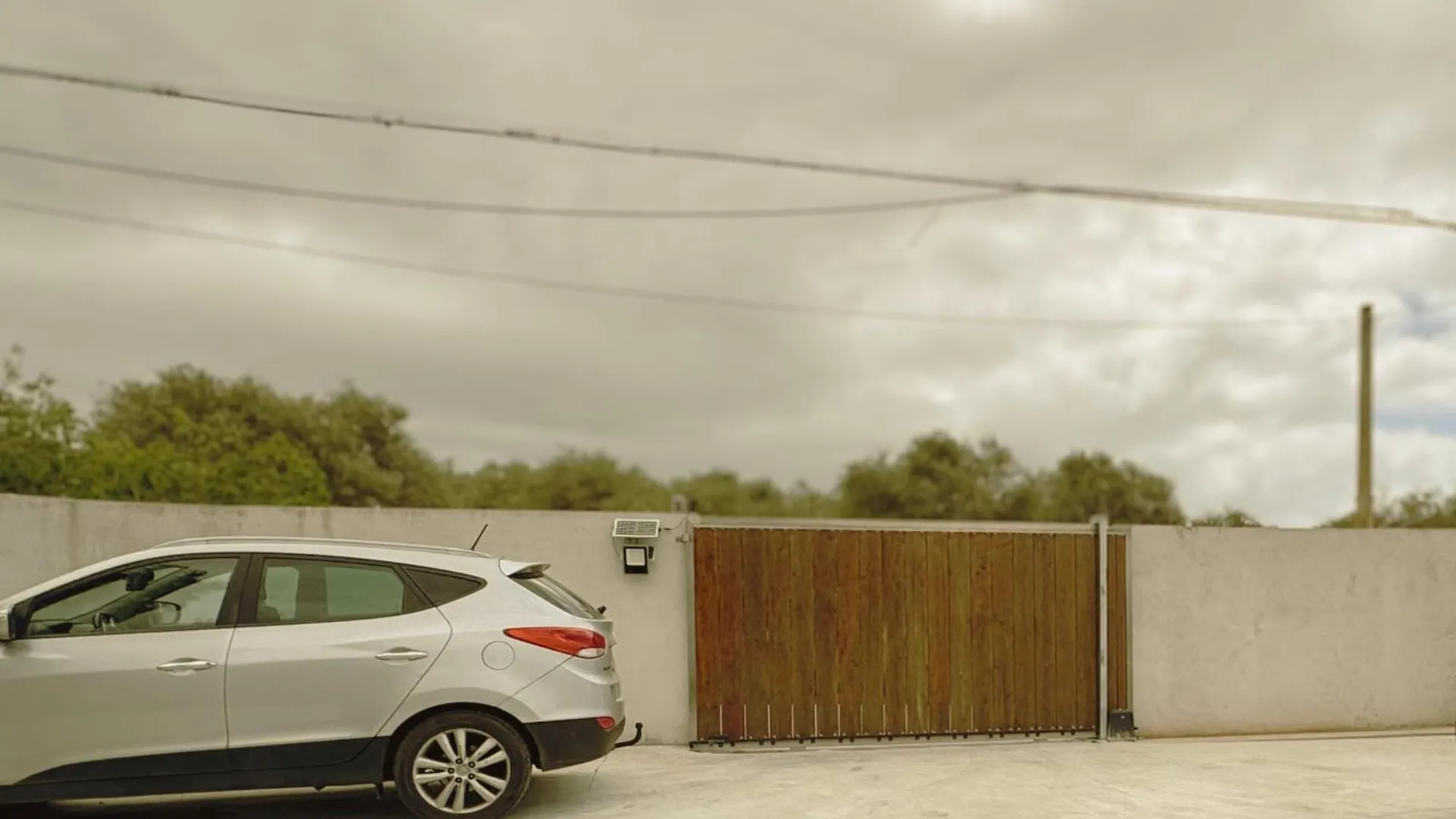 Algherolux -Free Secure Gated Parking For Cars And Motorbikes Penzion
